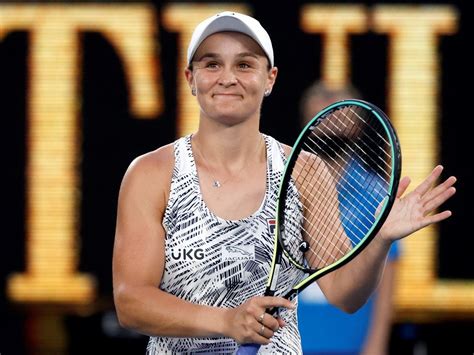 Ash Barty Cricket Watch World No Ashleigh Barty Bats Bowls And Keeps On Sidelines Of