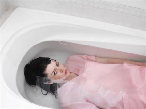 papel de parede rosa retrato mulher branco auto retrato menina auto banheiro banho