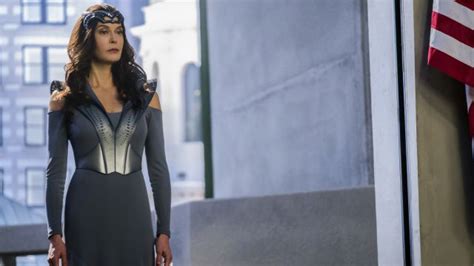 Teri Hatchers Villain Debuts In New Supergirl Clip