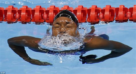 Simone Manuel Becomes The First Black Woman To Win Individual Olympic Swimming Gold Daily Mail
