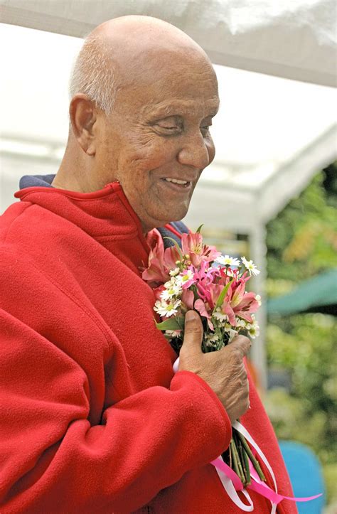 Sri Chinmoy Receiving Flowers SRI CHINMOY PHOTOS