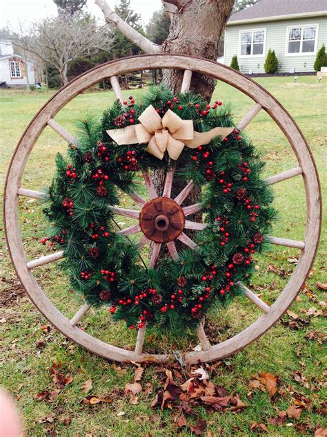 Metallring kränze sind solch eine hübsche dekoration! , #Winterdekohauseingang in 2020 | Deko garten weihnachten ...