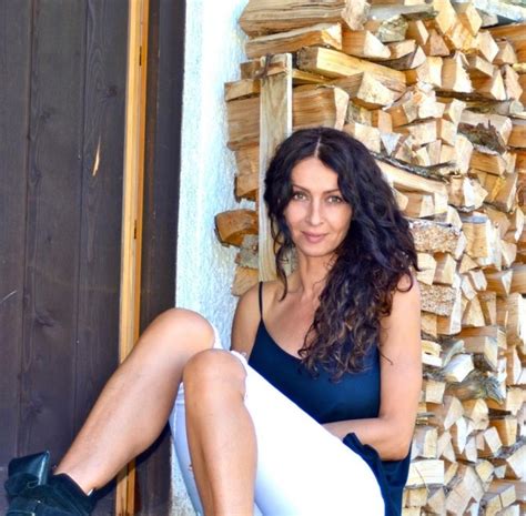 Mihaela rădulescu este o vedetă de televiziune, realizatoare și moderatoare de emisiuni de radio și televiziune, realizatoare de filme documentare de autor și actriță de film ocazională. Mihaela Rădulescu, audiată de procurori în dosarul Codruț ...