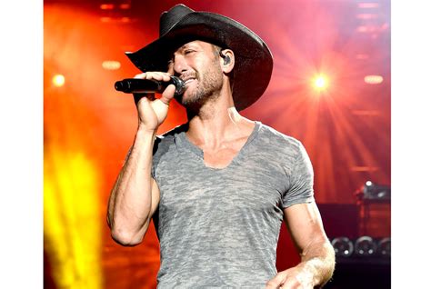 Country Music Star Tim Mcgraw Collapses On Stage Sqoop