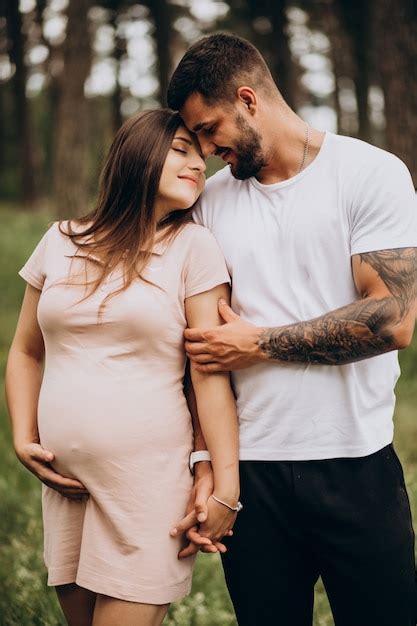 Pareja Embarazada Esperando Un Bebé Foto Gratis