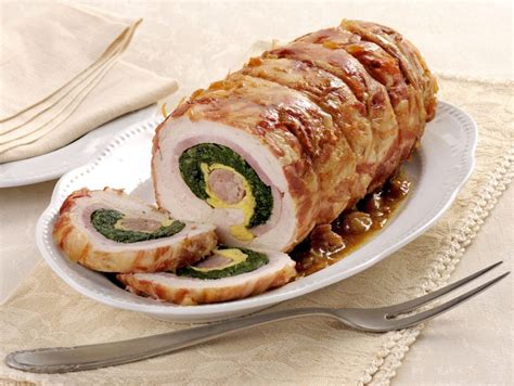 Fate tagliare il petto di tacchino come una grande bistecca, pestatelo e stendete gli ingredienti in arrotolate il tutto e legatelo con lo spago da cucina. Ricetta Polpettone di tacchino farcito - Donna Moderna