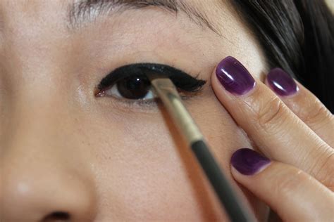 The more you run through your eyeliner routine. Tip Tuesday: Prevent Your Eyeliner and Mascara From Smudging - Fresh Patrol | How to do eyeliner ...