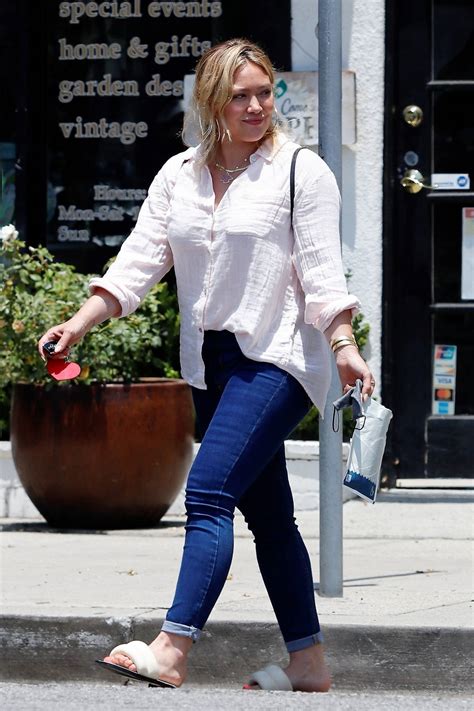 Hilary Duff Wears A Light Pink Shirt And Blue Skin Tight Jeans While