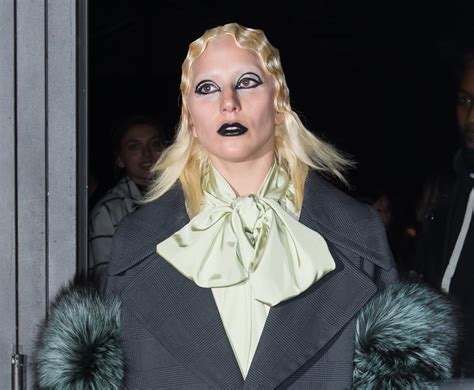 Lady Gagas Hair And Makeup At Marc Jacobs Fall 2016 Popsugar Beauty