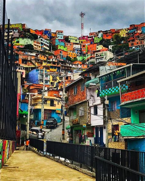 Medellin Comuna 13 Favela Rio De Janeiro Lugares Para Férias Favelas