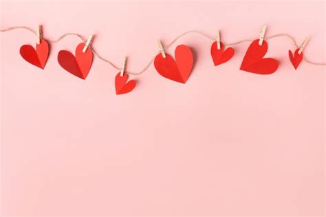 Cuori Di San Valentino Di Carta Sul Rosa Foto Gratis
