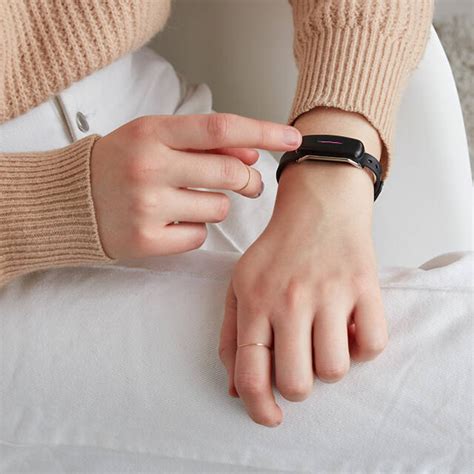 you can now get bracelets for long distance relationships that buzz the other person when you tap it