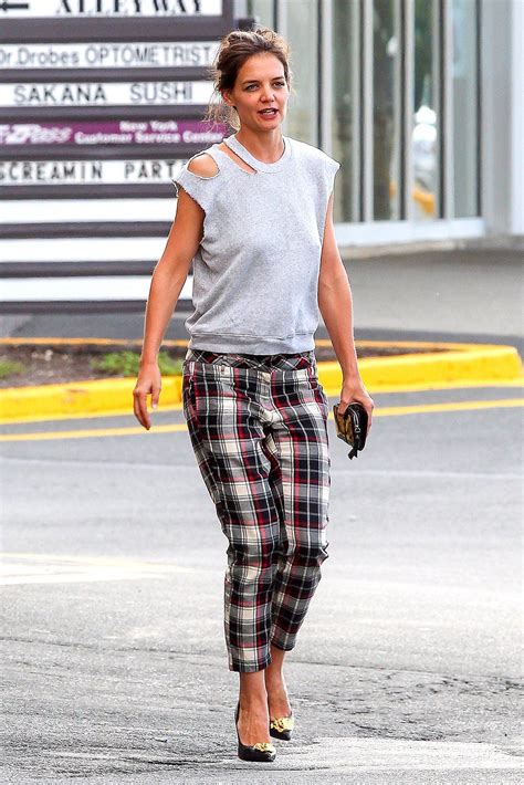 Katie Holmes Is Redefining The Cool Mom Uniform Mom Uniform Katie Holmes Style Katie Holmes