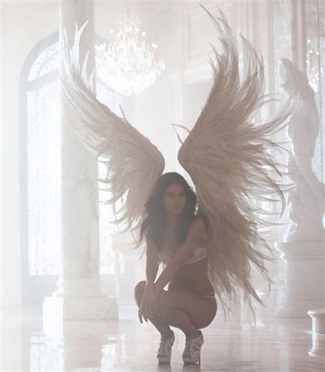 Beautiful Naked Woman With White Angel Wings Hoodoo Wallpaper
