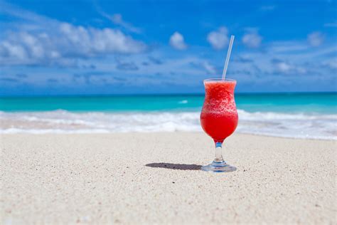 图片素材 海滩 滨 水 砂 海洋 天空 支撑 玻璃 夏季 假期 旅行 红 天堂 热带 假日 饮料 喝