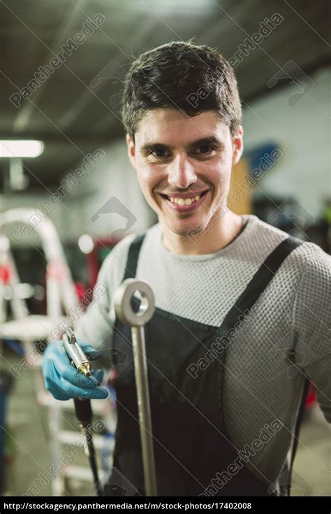 Young Mechanic Working In Repair Garage Lizenzfreies Foto 17402008