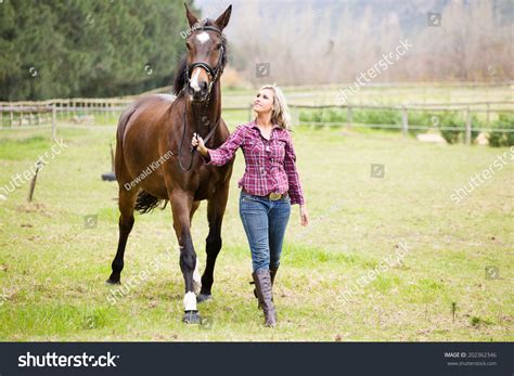Sexy Blond Farm Girl Leading Horse库存照片202362346 Shutterstock