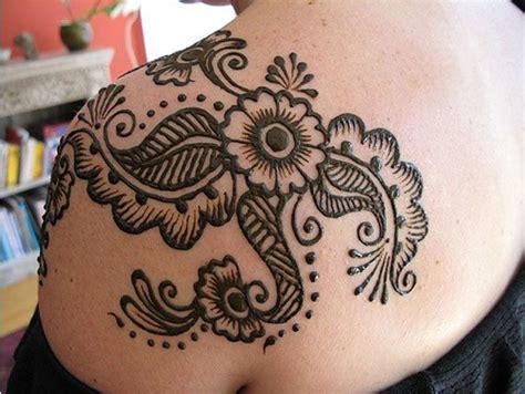 You can see a lot of detail in the since more girls where low cut shirts that either dip in the front or in the back, women are more commonly seen with floral back pieces that peek from. Henna Tattoos for Your Shoulder - Get Creative with ...