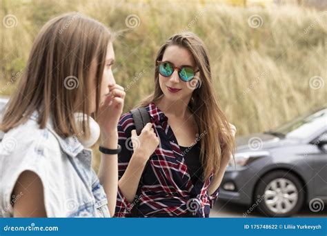 Zwei Junge Mädchen Sprechen Den Arm Und Haben Spaß Auf Dem Heimweg Stockfoto Bild Von
