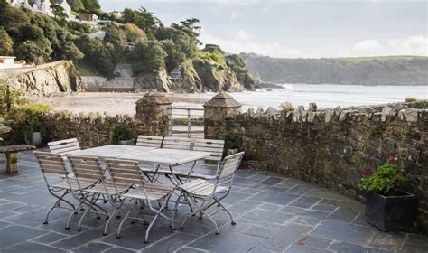 It lies within the south hams district of devon and due to its location within a naturally protected harbour, it's long been a very popular place for sailing and various. Finest Salcombe Holiday Homes | Self Catering Cottages ...