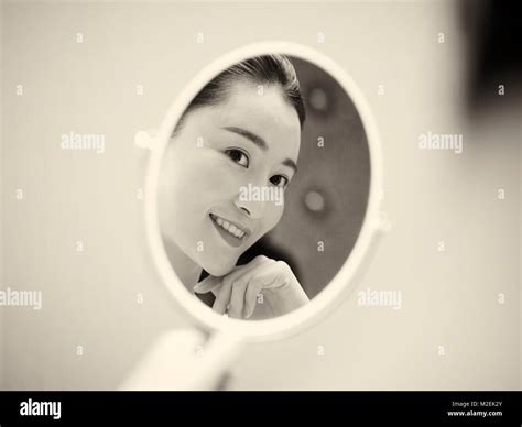 Schöne Junge Asiatische Frau An Sich Selbst Im Spiegel Zu Betrachten Glücklich Und Lächelnd