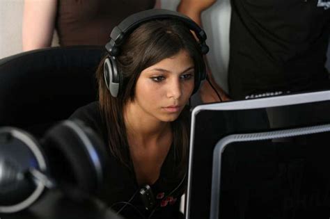 5 Highest Earning And Most Beautiful Female Pro Gamers In The World
