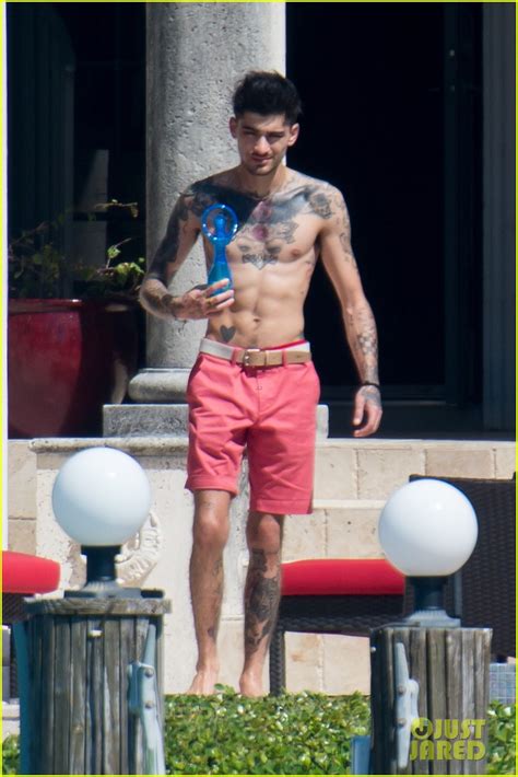 Zayn Malik Shows Off Washboard Abs In Miami Photo 4043771 Shirtless Photos Just Jared