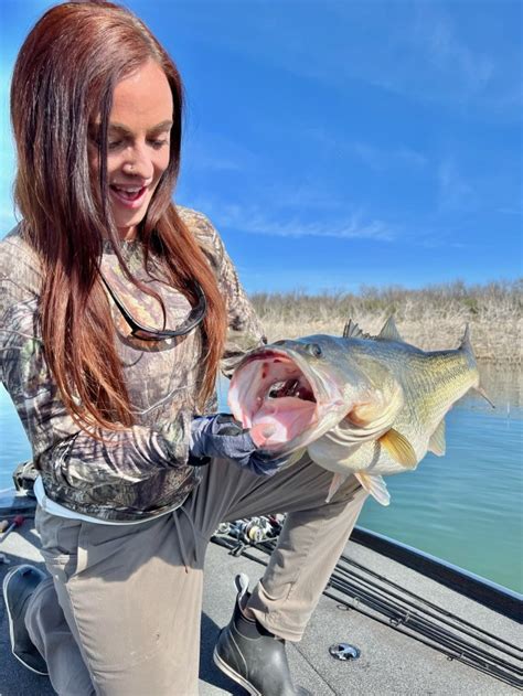 Lady Angler Catches World Record Largemouth Bass At Oh Ivie