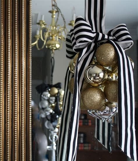 31 Sparkling Gold Christmas Décor Ideas  DigsDigs
