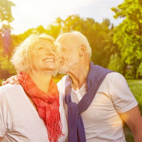 oude man die hogere vrouw op wang kussen stock afbeelding image of liefde actief 51142803