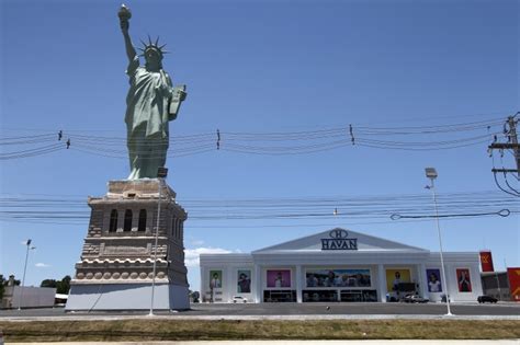 *vento derruba estatua da havan* eu:pic.twitter.com/j2ek1fkz7v. Jornal Informal - Havan instala réplica da Estátua da Liberdade em Viamão