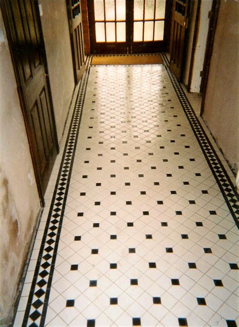 Victorian Tiles In Classically Themed Hallway Flur Boden