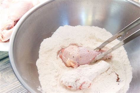 Tarus tepung terigu di atas loyag tersebut, kemudian balut ayam dengan tepung terigu. Resep Ayam Krispi Bumbu Cabai Garam, Bikin Air Liur Menetes!