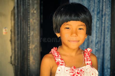 Fille Au Bangladesh Photo Ditorial Image Du Ville Personne