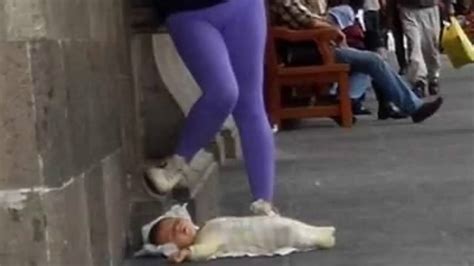 Indigna En Guadalajara Foto De Mujer Que Deja A Su Bebé En El Piso Para Chatear Youtube