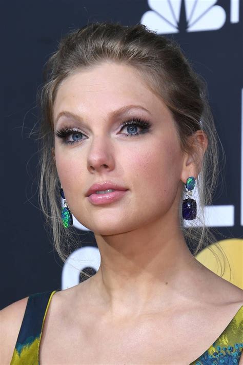 The Singer Rocked Uber Lashes And A Glossy Lip Golden Globes Hair