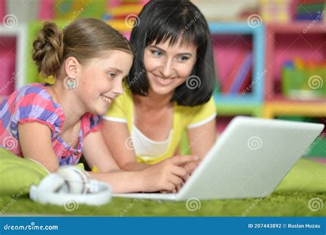 Retrato De Una Madre Y Una Hija Sonrientes Usando Una Laptop Foto De