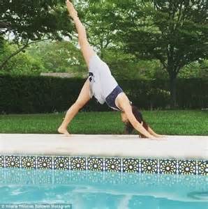 Hilaria Baldwin Demonstrates Yoga Moves By Hampton Swimming Pool On Instagram Daily Mail Online