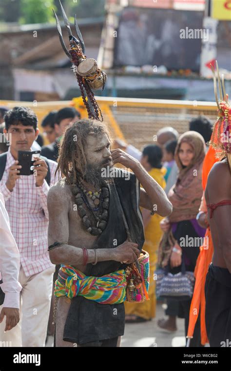 Portrait D Un Naga Sadhu Kumbh Mela Avec Trident Pendant Trimbakeshwar Nasik Inde Asia Photo