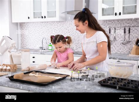 Feliz Madre E Hija Haciendo Galletas Con Moldes De Cocina Fotografía De Stock Alamy