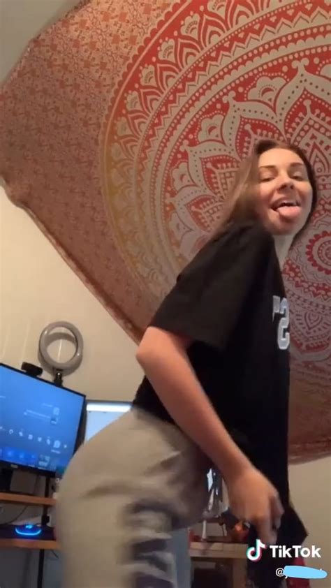 18 year old shaking that 🍰 r tiktokthots