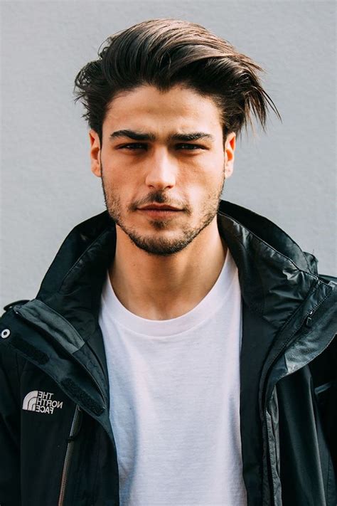 On la choisit avec un léger dégradé pour ne pas alourdir les. coiffure homme volume - Coupe pour homme