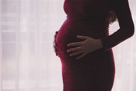 무료 이미지 손 여자 사진술 모델 빨간 색깔 유행 의류 검은 레이디 담홍색 임신 어머니 결혼 반지 인간의 몸 직물 드레스 친자 관계 목