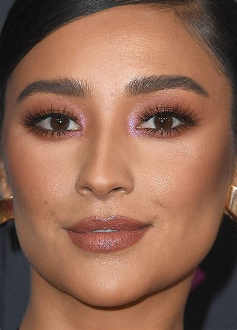 Close Up Of Shay Mitchell At The 2018 People S Choice Awards Makeup