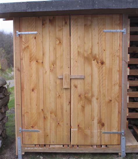 Gewächshäuser für den heimischen garten gibt es in den. haus_holz_holzlager2_34 | Schuppen türen, Holztür bauen ...