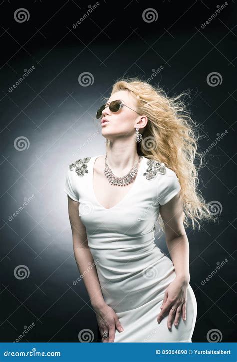 Portret Van Mooi Blondemeisje Op Zwarte Achtergrond Stock Foto Image Of Vrouw