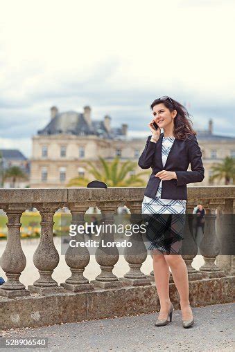 Magnifique Brunette Femme Daffaires Promener Dans Les Jardins De Paris Photo Getty Images
