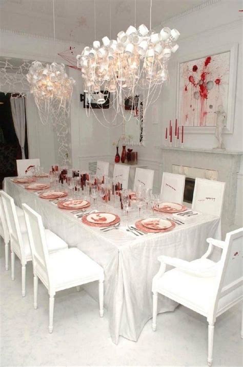 When it comes to halloween decorations, the entryway of your home is the perfect start to creating a spooky greeting for your guests. Scary Halloween decorations - how to make a creepy décor ...