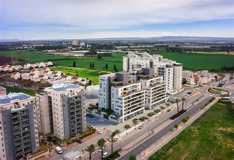 הנחל חוצה את מדבר יהודה ויוצר בדרכו קניונים עמוקים ומרשימים ונובעים בו שלושה מעיינות גדולים: ‫יד1 - פרויקט נחל פרת - דירות חדשות בחדרה | נדל"ן יד2‬