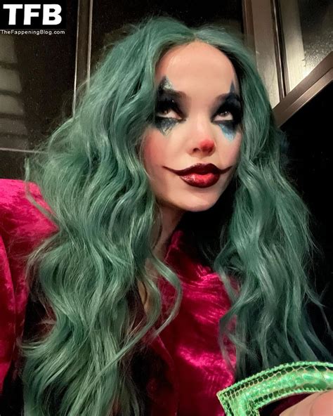 Dove Cameron Looks Hot in a Sexy Joker Costume at the Halloween Party ภาพถาย วดโอ